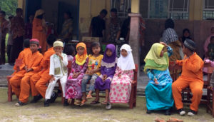 kids-on-bench-indo